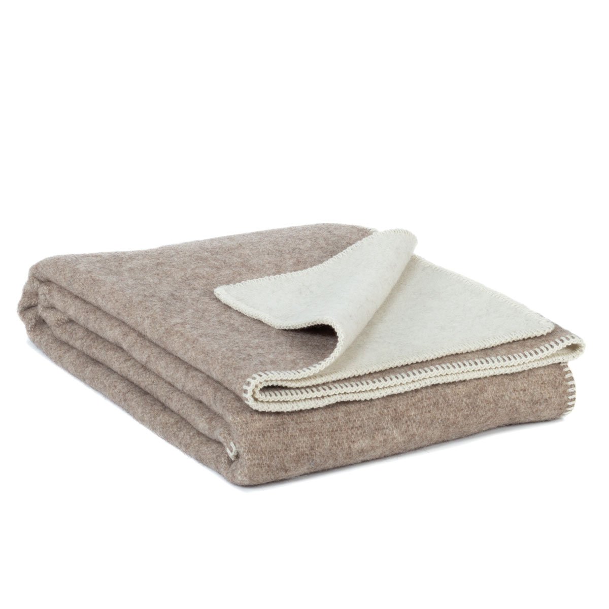 Gefaltete Decke in Taupe mit umgeschlagener heller Rückseite und heller Ziernaht