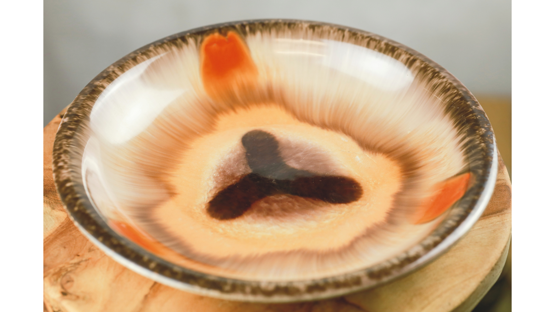 Antiker Art-Déco Teller aus glasierter Keramik aus den 1920er Jahren