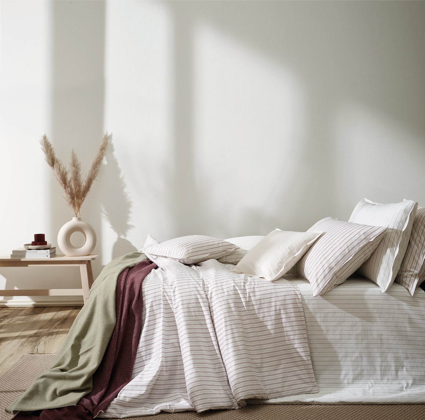 Bettwäsche GENTLE aus Bio-Baumwolle in der Farbe Salbeigrau mit feinem Linien-Design