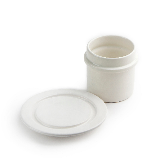 Tasse und Untertasse aus Keramik