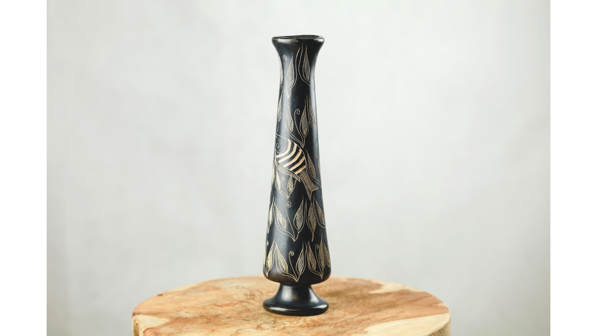 Handgefertigte Tonvase mit glatter Oberfläche und Ritzdekor