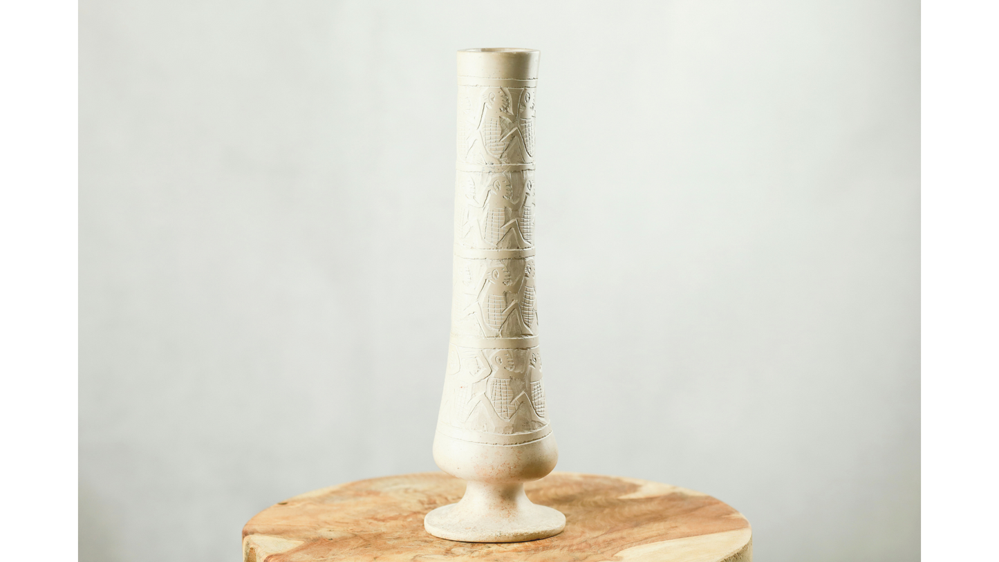 Handgefertigte Tonvase mit natürlicher Oberfläche und Ritzdekor