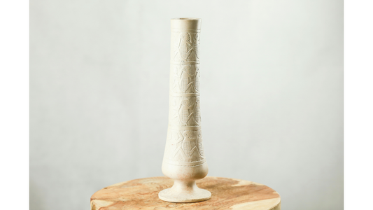 Handgefertigte Tonvase mit natürlicher Oberfläche und Ritzdekor