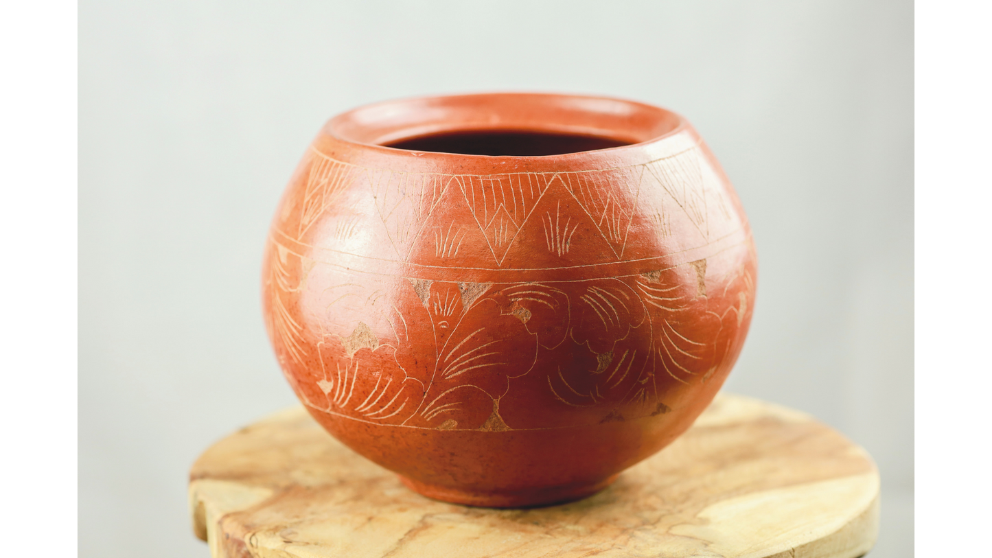 Vintage Tonvase mit floralem Ritzdekor und handgefertigter Oberfläche