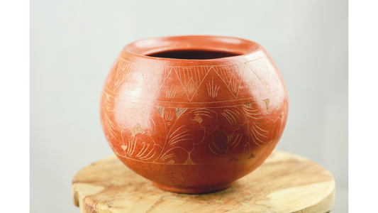 Vintage Tonvase mit floralem Ritzdekor und handgefertigter Oberfläche