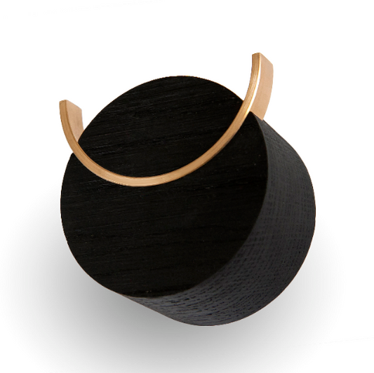 Schwarzer Wandhaken aus Eichenholz in stilisierter Hirschform mit Messinghaken