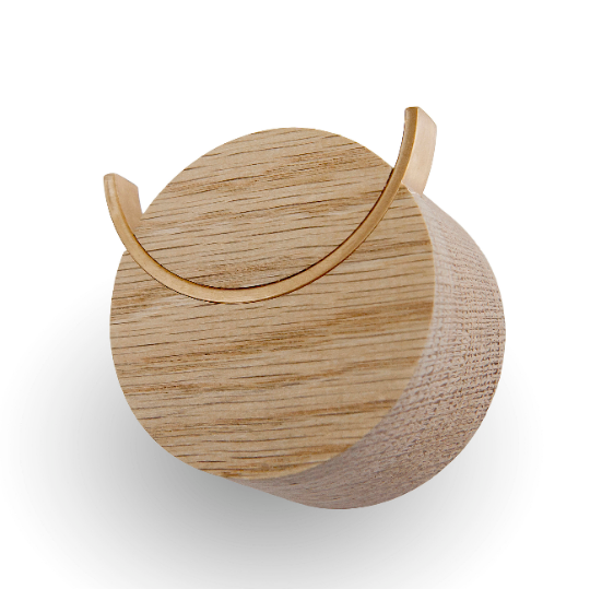 Wandhaken aus naturbelassenem Eichenholz mit Messinghaken