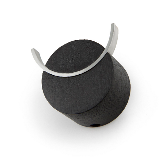 Wandhaken aus schwarz lackiertem Eichenholz mit Edelstahlhaken